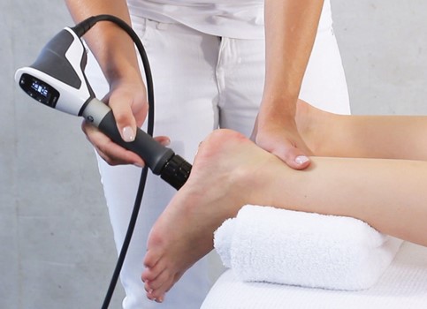 PRESSURE WAVETREATMENT ON A patients foot